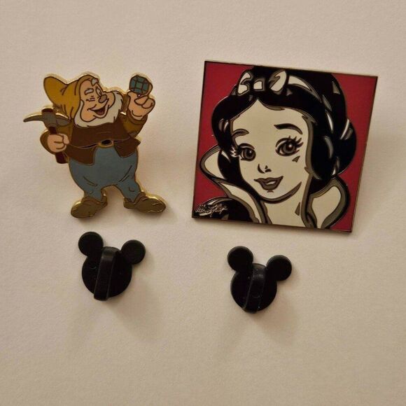 Disney Pin Vintage Lot of 2 Snow White Lefcort Portrait Happy Dwarf Green Jewel - Picture 2 of 7